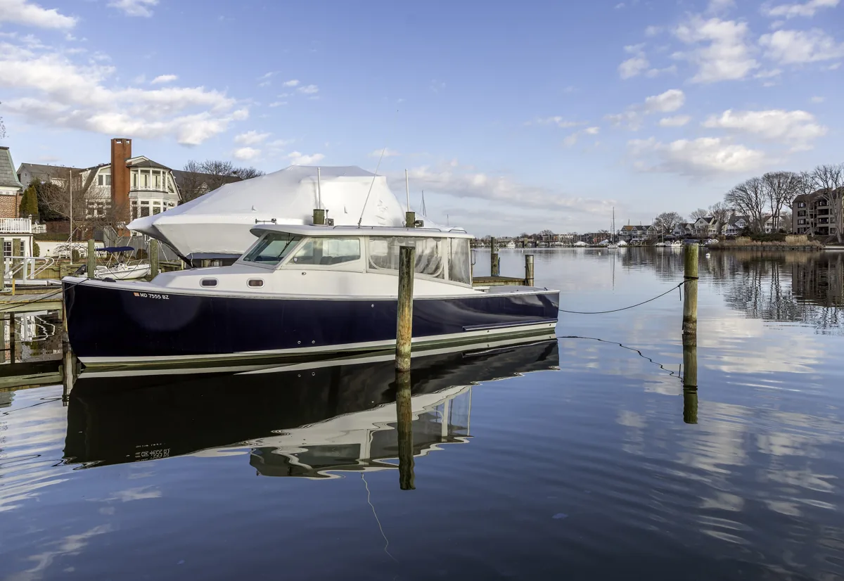 Spa Creek in Annapolis with moored motorboats, docks and waterfront houses under a blue sky