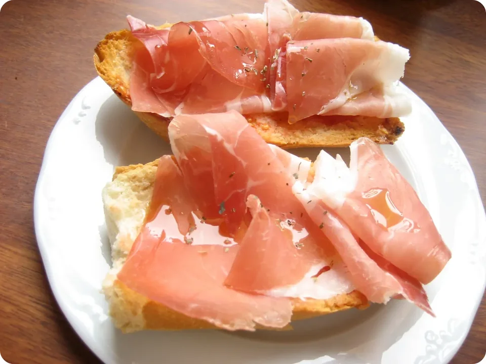 Pa amb tomàquet with slices of jamón