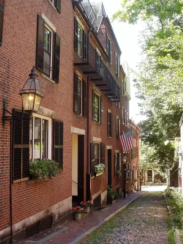 Acorn Street in Beacon Hill, a cobblestone lane between brick townhouses