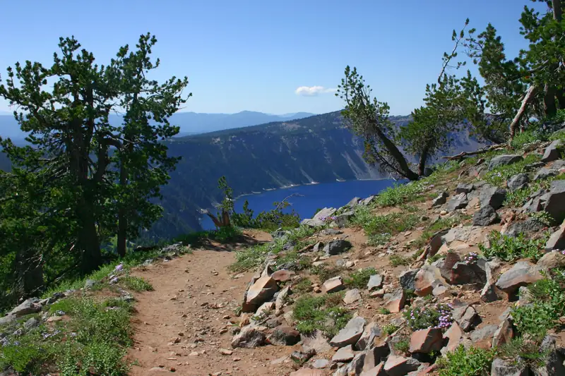 The Garfield Peak trail ridge above Crater Lake