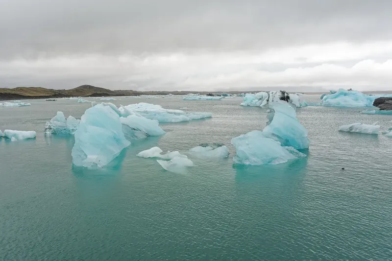 Icebergs drifting in the Jökulsárlón glacier lagoon
