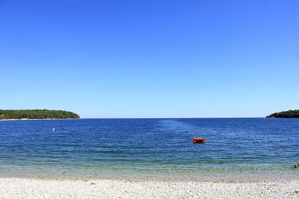 Clear water and white pebble beach on Washington Island
