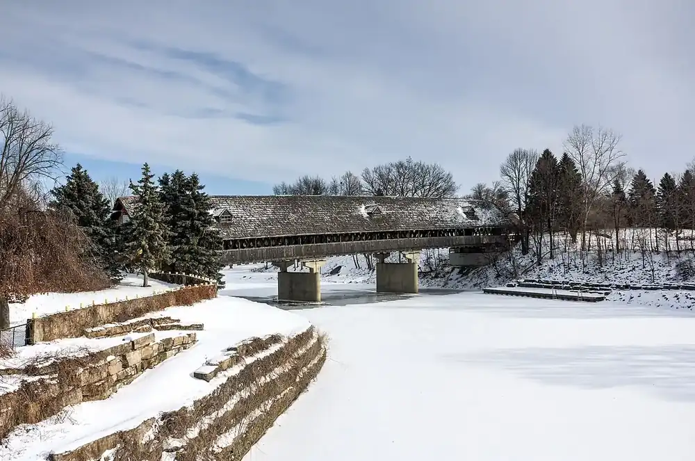 Holz-Brücke covered bridge