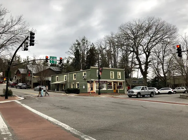 Main Street in downtown Highlands, NC, with shops at the US-28/64 junction