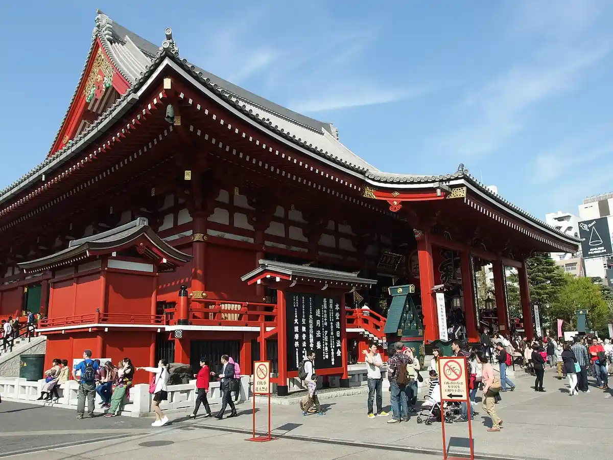 The great lantern of Senso-ji temple in Asakusa