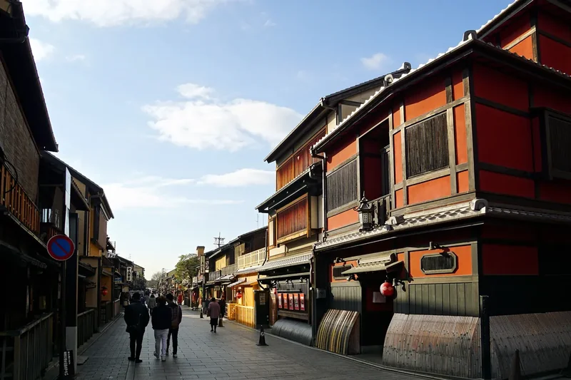 Hanamikoji Street in Gion, Kyoto, with wooden teahouse fronts