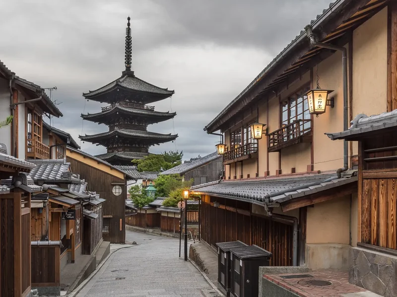 Yasaka-dori in Kyoto early in the morning with street lanterns and the Hokan-ji pagoda