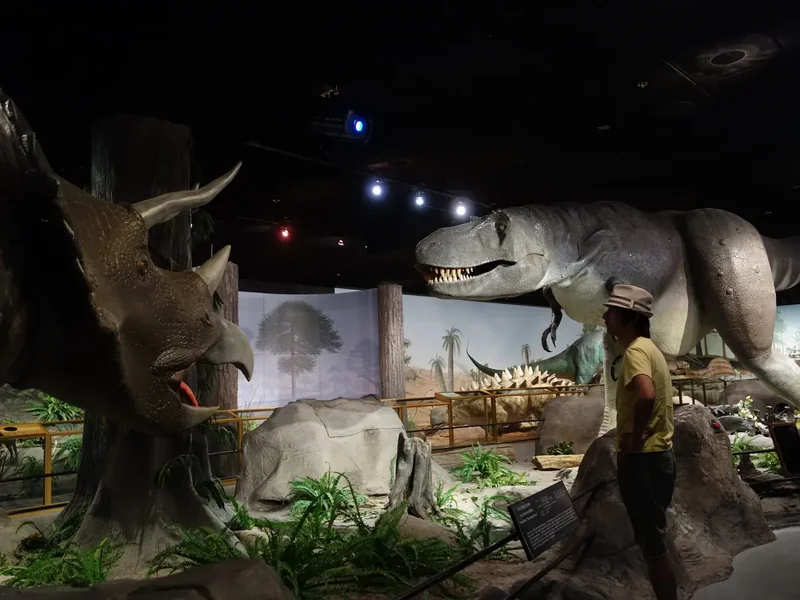 Life-size dinosaur models in the dinosaur hall of the Las Vegas Natural History Museum