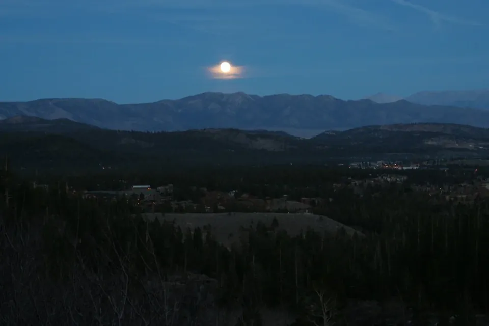 Mammoth Lakes at night below the mountains