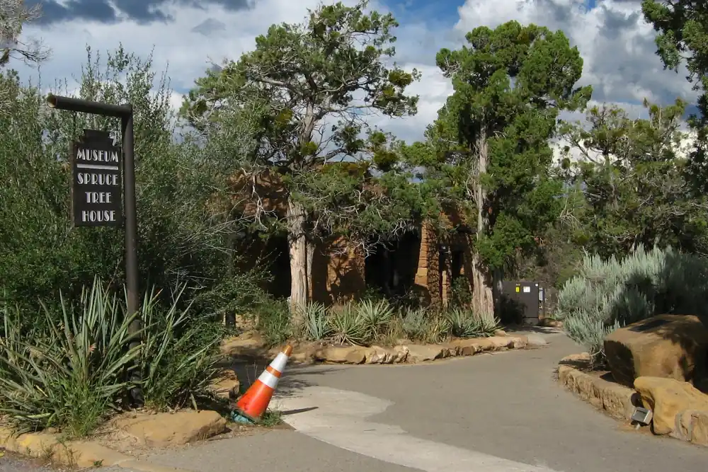 Chapin Mesa trailhead by the museum