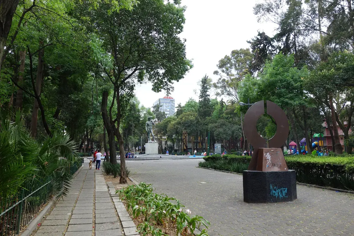 The fountain and trees of Plaza Río de Janeiro in Roma Norte
