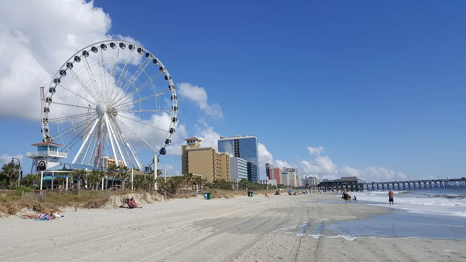 The SkyWheel rising over the beach at 1st Avenue North