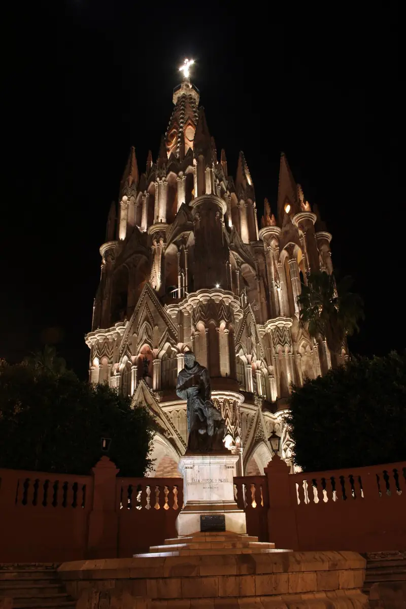La Parroquia de San Miguel Arcángel glowing at night