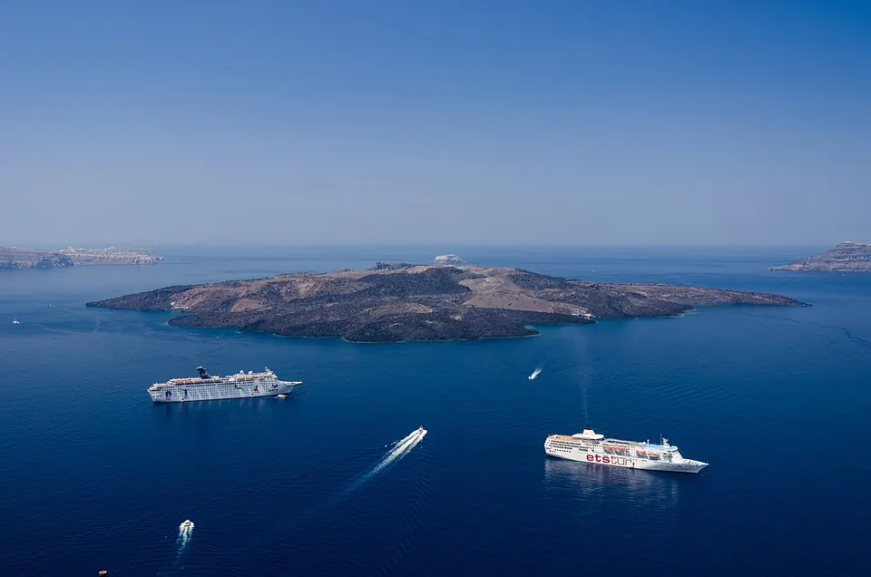The caldera trail between Fira and Oia