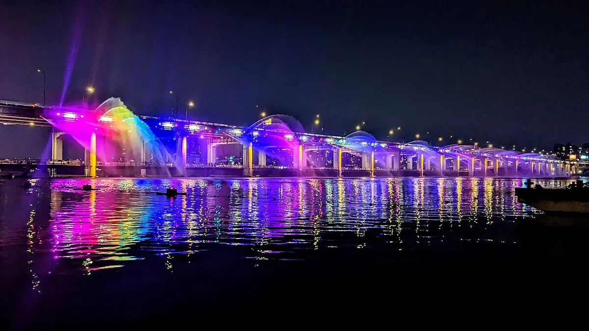 Banpo Bridge Moonlight Rainbow Fountain at night, Seoul