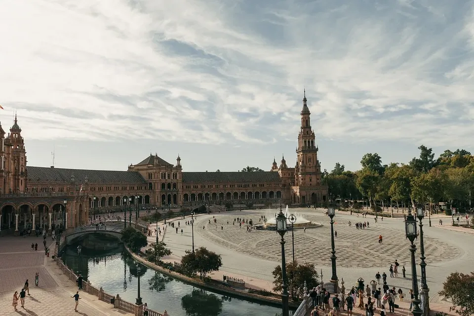 Plaza de España and the river