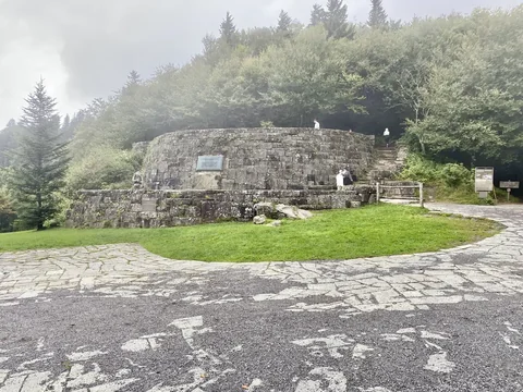 The stone wall and plaque of the Rockefeller Memorial at Newfound Gap