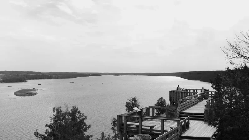 The view from Eagle Cliff overlook over the Illinois River at Starved Rock
