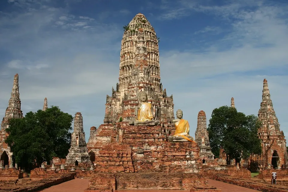 Ayutthaya by bike, then the night train