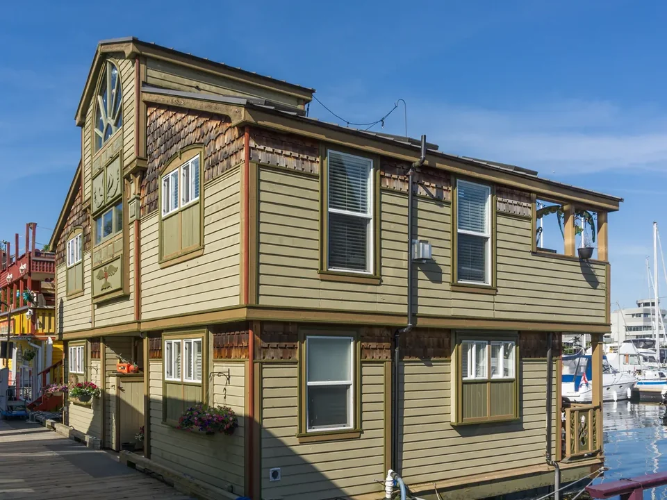 A colourful floating home on the docks at Fisherman’s Wharf in Victoria